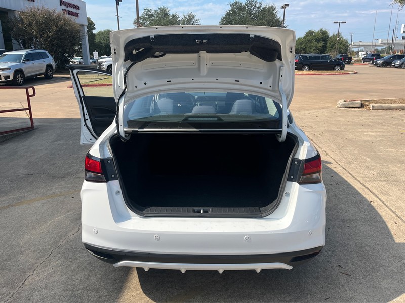 Nissan Versa Vehicle Full-screen Gallery Image 11