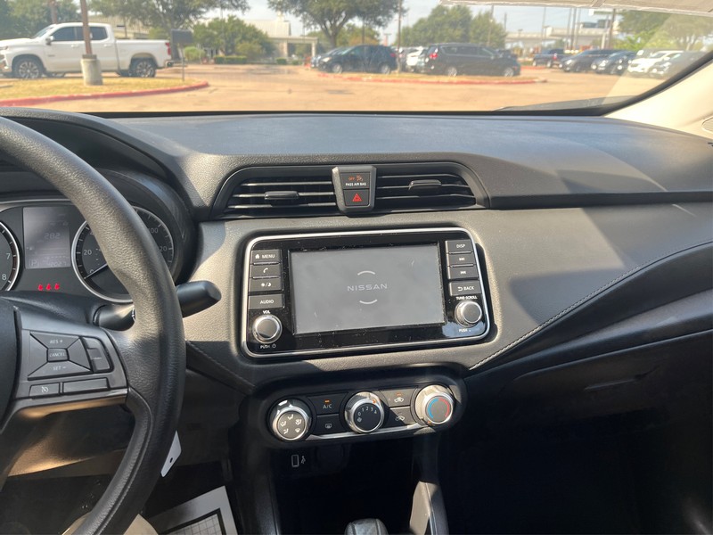 Nissan Versa Vehicle Full-screen Gallery Image 12