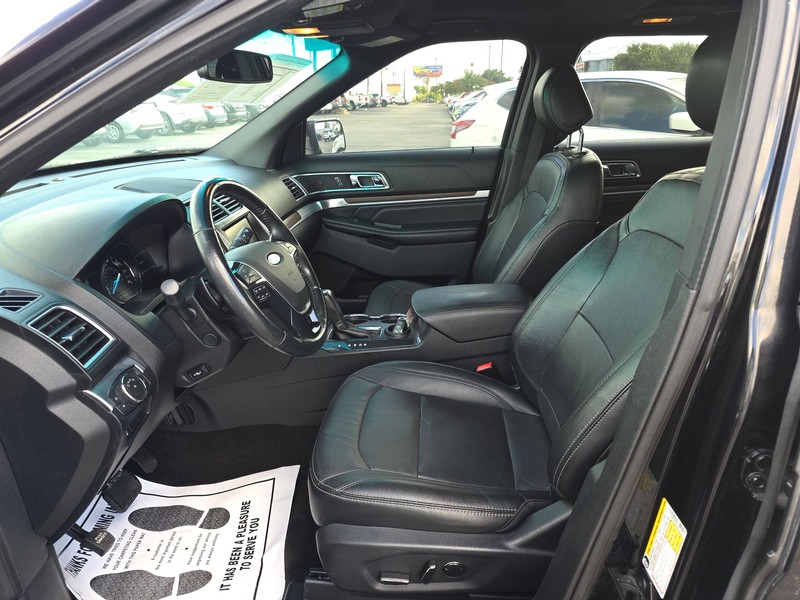 Ford Explorer Vehicle Full-screen Gallery Image 9