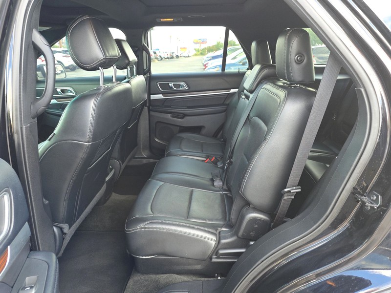 Ford Explorer Vehicle Full-screen Gallery Image 10