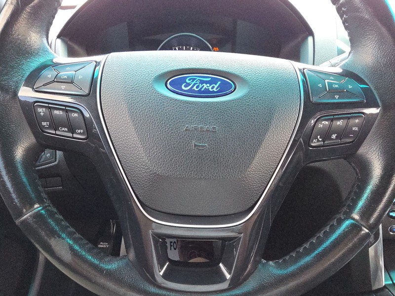 Ford Explorer Vehicle Full-screen Gallery Image 14