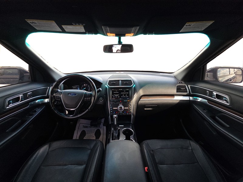Ford Explorer Vehicle Full-screen Gallery Image 15