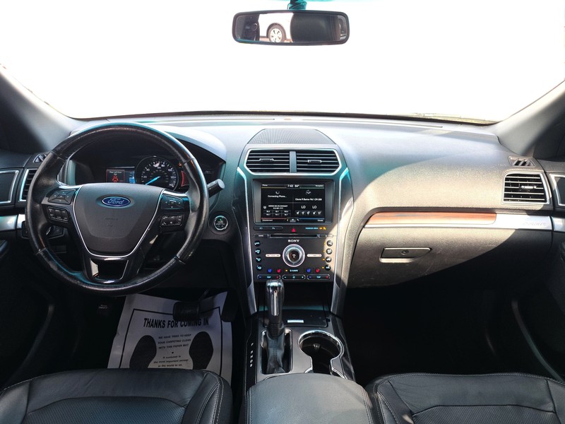 Ford Explorer Vehicle Full-screen Gallery Image 16