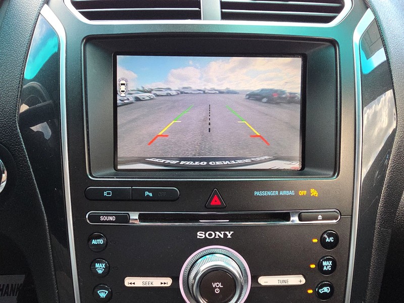 Ford Explorer Vehicle Full-screen Gallery Image 18