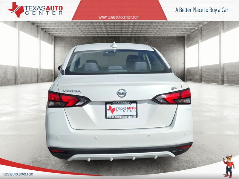 Nissan Versa Sedan Vehicle Full-screen Gallery Image 6