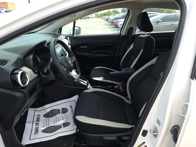 Nissan Versa Sedan Vehicle Full-screen Gallery Image 9