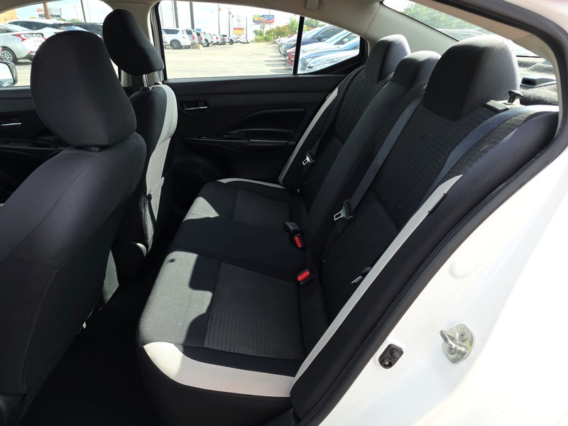 Nissan Versa Sedan Vehicle Full-screen Gallery Image 10