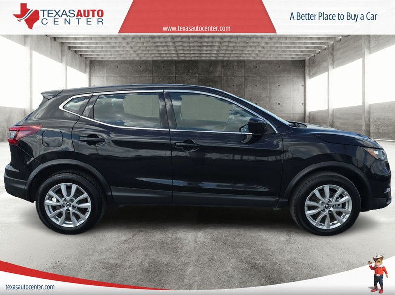 Nissan Rogue Sport Vehicle Full-screen Gallery Image 04