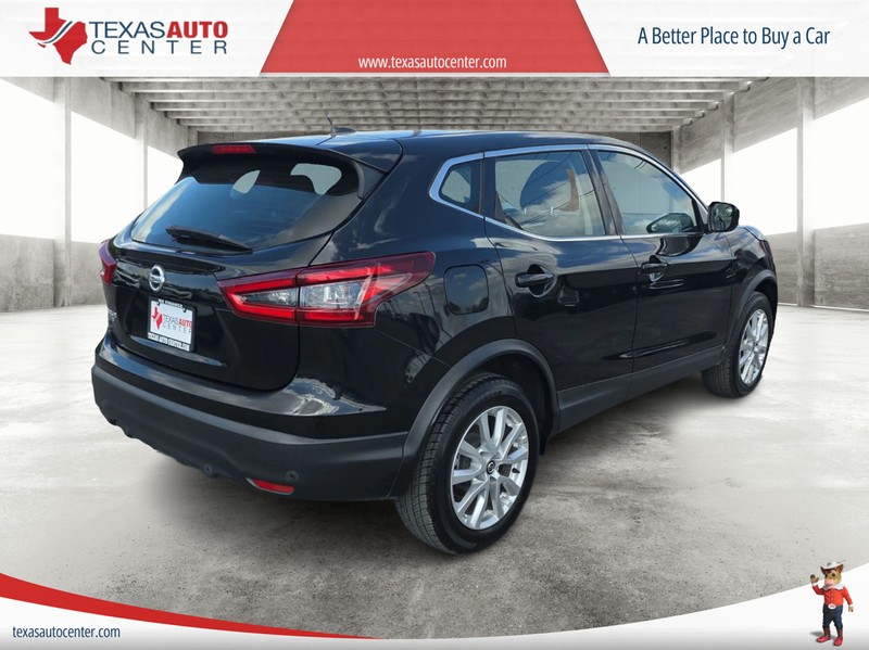 Nissan Rogue Sport Vehicle Full-screen Gallery Image 07
