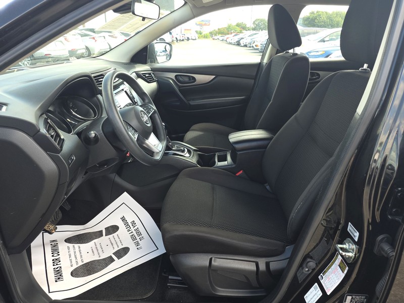 Nissan Rogue Sport Vehicle Full-screen Gallery Image 09