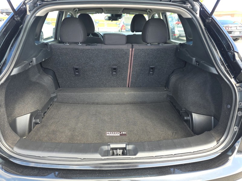 Nissan Rogue Sport Vehicle Full-screen Gallery Image 11