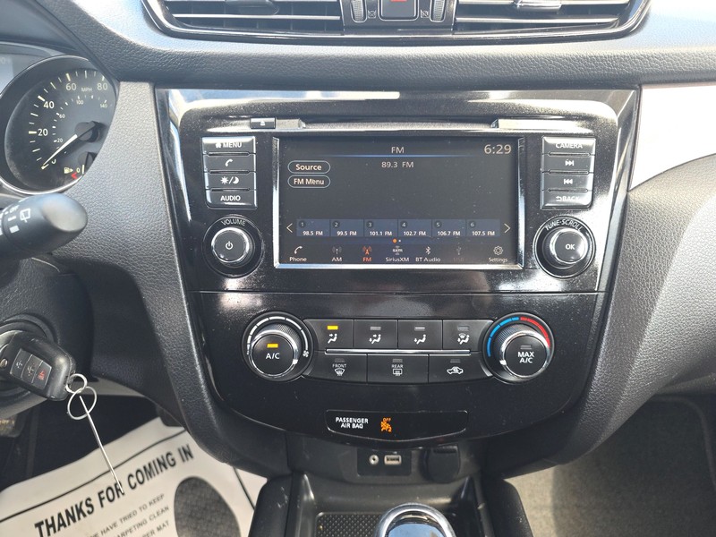 Nissan Rogue Sport Vehicle Full-screen Gallery Image 12