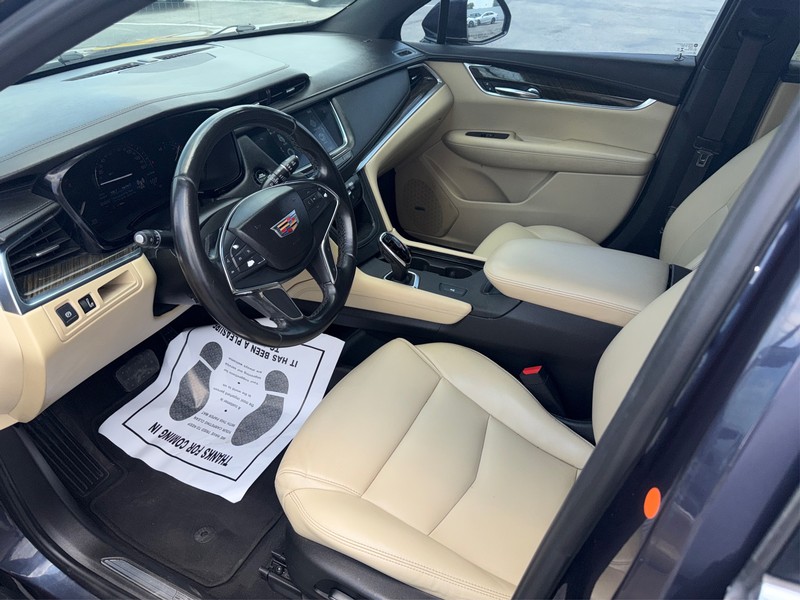 Cadillac XT5 Vehicle Full-screen Gallery Image 09