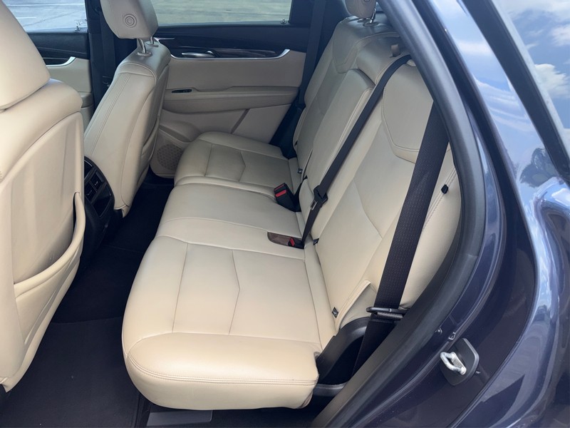 Cadillac XT5 Vehicle Full-screen Gallery Image 10