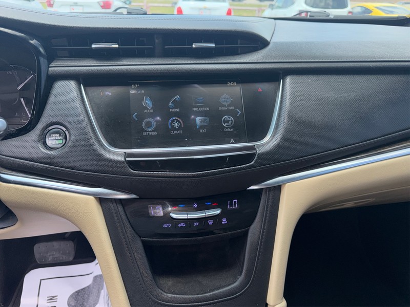 Cadillac XT5 Vehicle Full-screen Gallery Image 12