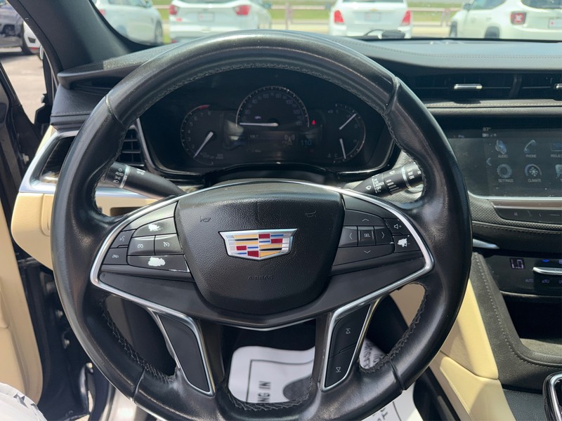 Cadillac XT5 Vehicle Full-screen Gallery Image 14