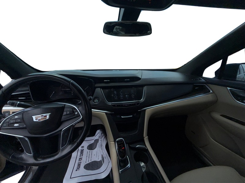 Cadillac XT5 Vehicle Full-screen Gallery Image 16