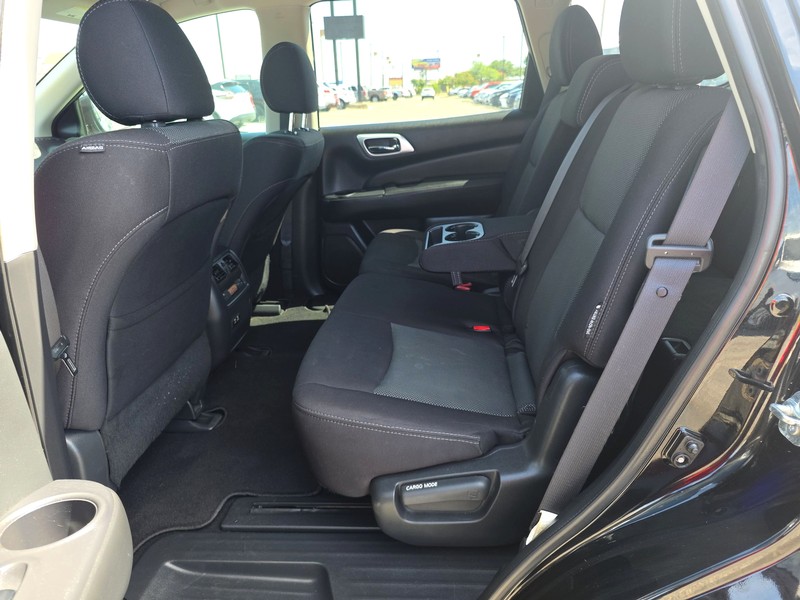 Nissan Pathfinder Vehicle Full-screen Gallery Image 10