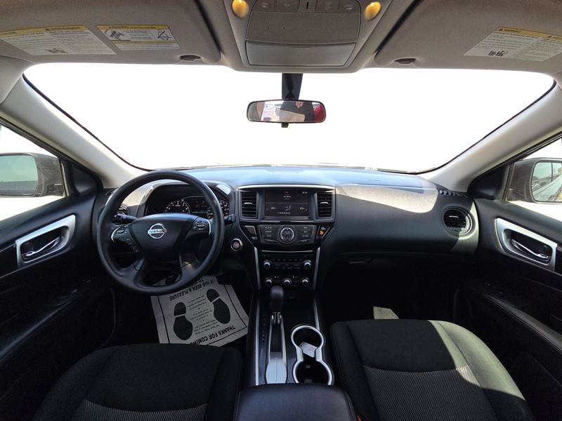 Nissan Pathfinder Vehicle Full-screen Gallery Image 15