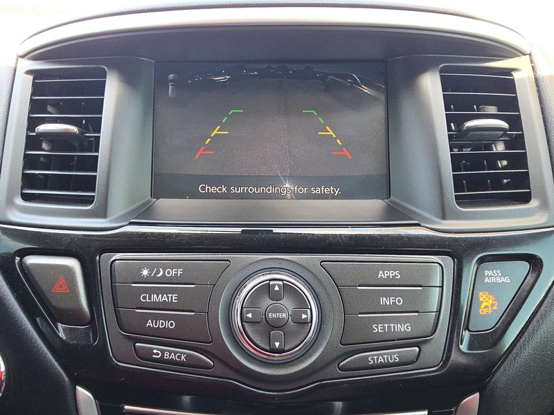 Nissan Pathfinder Vehicle Full-screen Gallery Image 17
