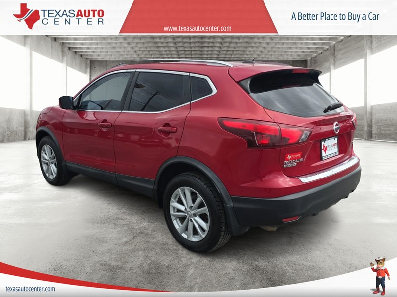 Nissan Rogue Sport Vehicle Full-screen Gallery Image 8