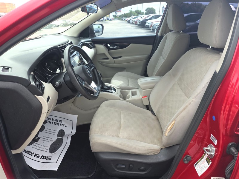 Nissan Rogue Sport Vehicle Full-screen Gallery Image 9