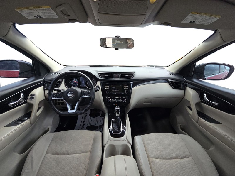 Nissan Rogue Sport Vehicle Full-screen Gallery Image 14