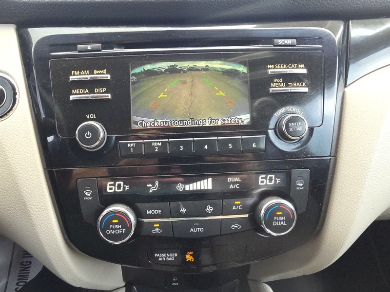 Nissan Rogue Sport Vehicle Full-screen Gallery Image 16