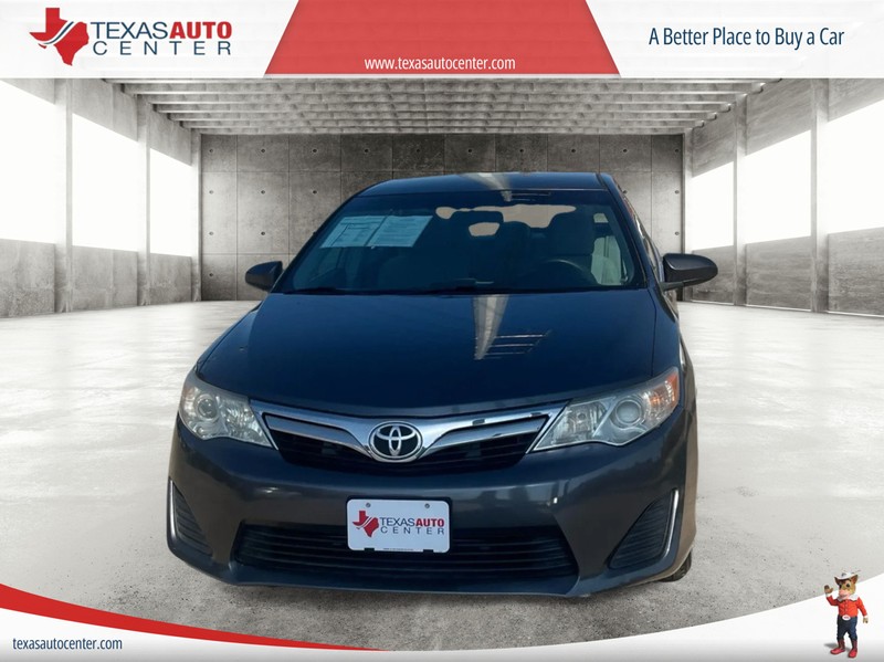 Toyota Camry Vehicle Full-screen Gallery Image 03