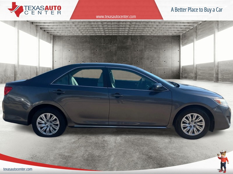 Toyota Camry Vehicle Full-screen Gallery Image 04