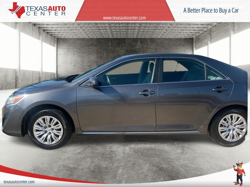 Toyota Camry Vehicle Full-screen Gallery Image 05