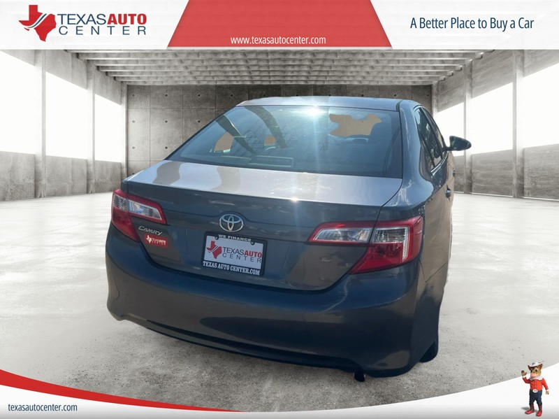 Toyota Camry Vehicle Full-screen Gallery Image 06
