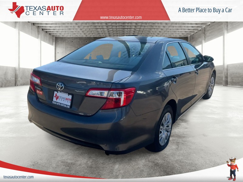Toyota Camry Vehicle Full-screen Gallery Image 07