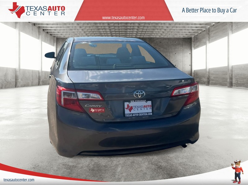 Toyota Camry Vehicle Full-screen Gallery Image 08