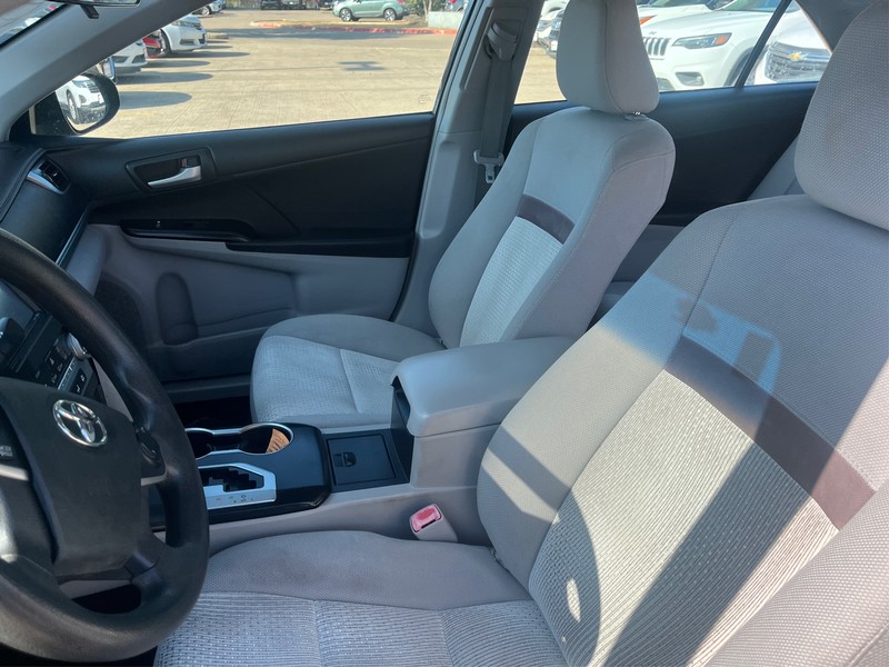 Toyota Camry Vehicle Full-screen Gallery Image 09