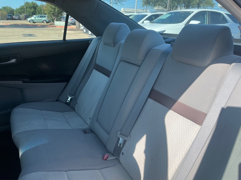 Toyota Camry Vehicle Full-screen Gallery Image 10