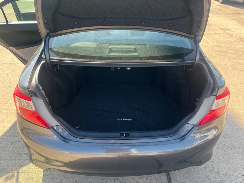 Toyota Camry Vehicle Full-screen Gallery Image 11