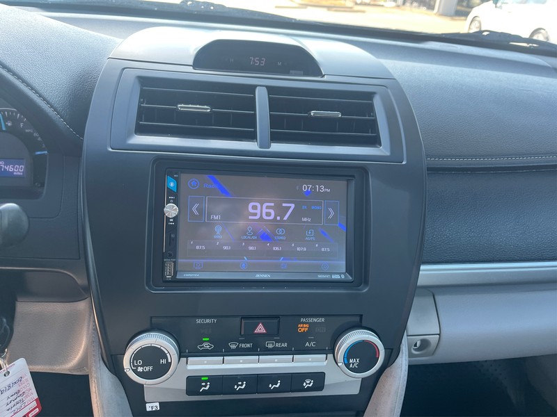 Toyota Camry Vehicle Full-screen Gallery Image 12