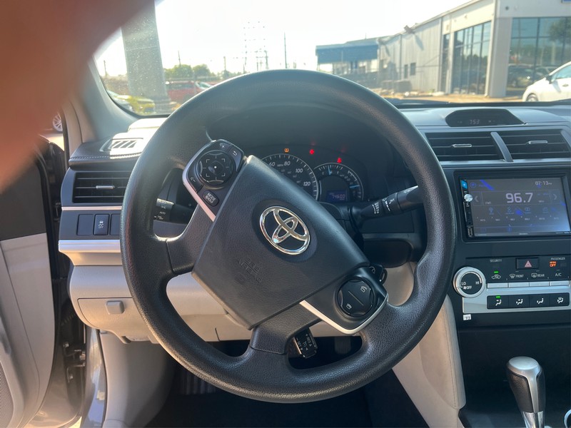 Toyota Camry Vehicle Full-screen Gallery Image 14