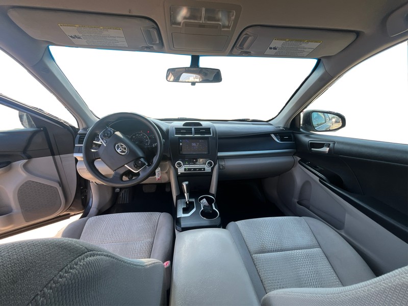 Toyota Camry Vehicle Full-screen Gallery Image 16
