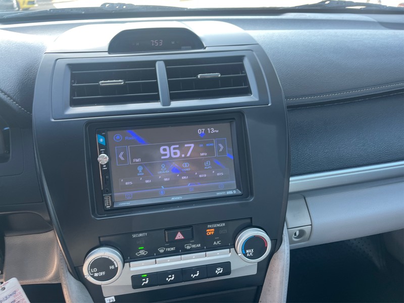 Toyota Camry Vehicle Full-screen Gallery Image 17