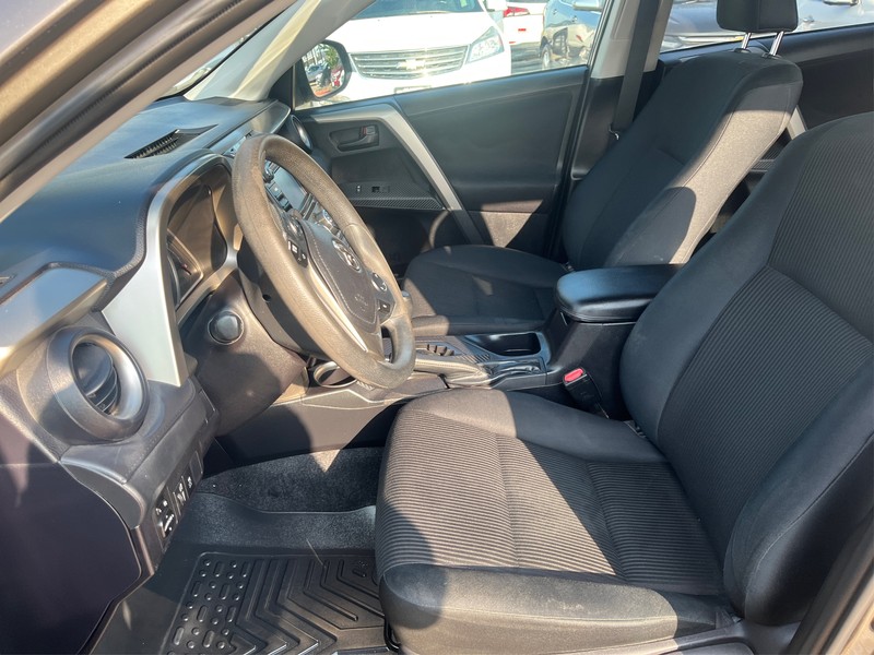 Toyota RAV4 Vehicle Full-screen Gallery Image 9