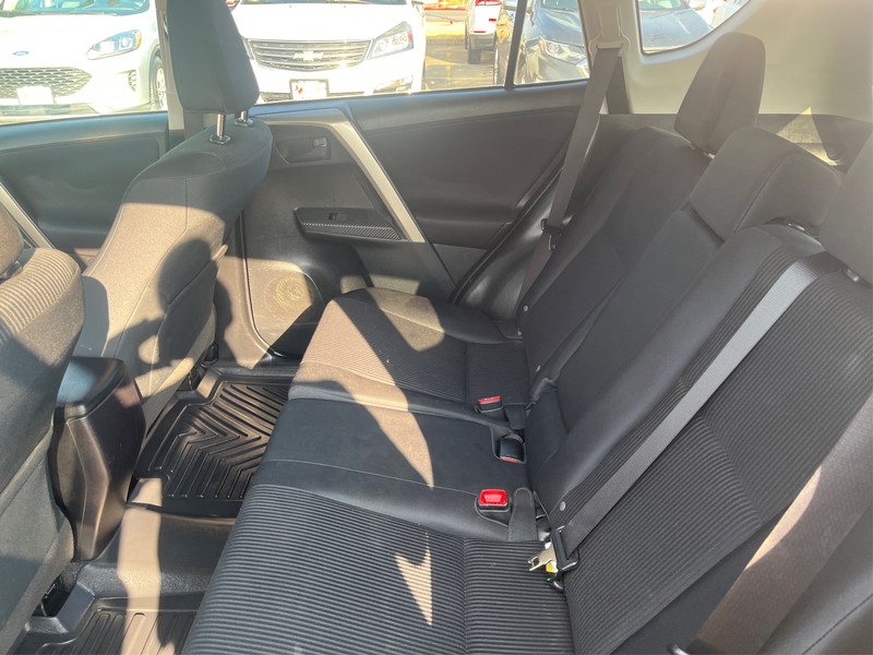 Toyota RAV4 Vehicle Full-screen Gallery Image 10