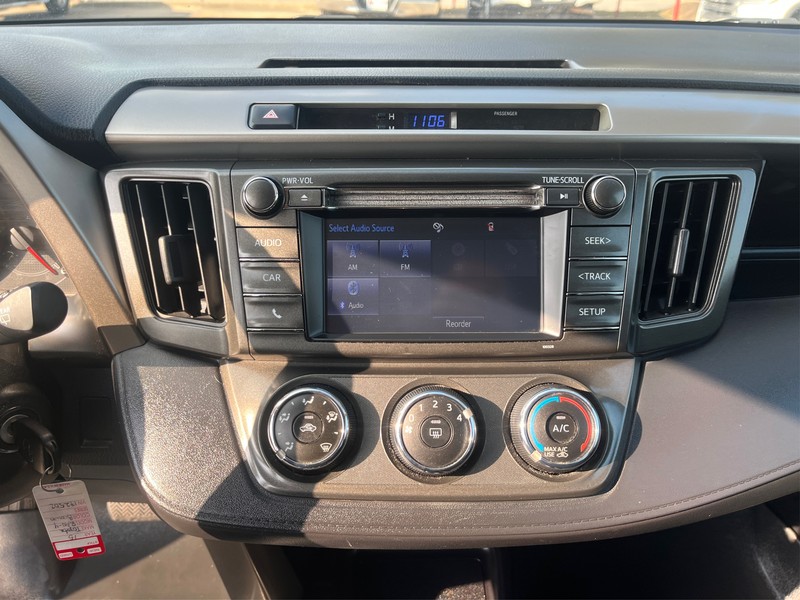 Toyota RAV4 Vehicle Full-screen Gallery Image 12