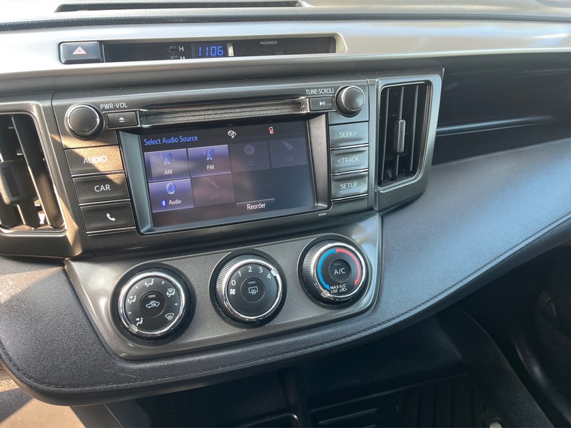 Toyota RAV4 Vehicle Full-screen Gallery Image 17