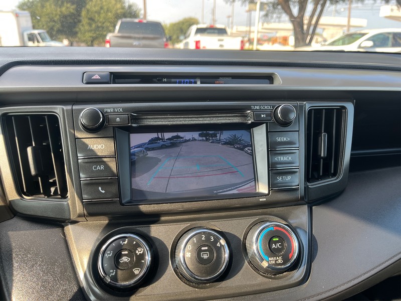 Toyota RAV4 Vehicle Full-screen Gallery Image 18