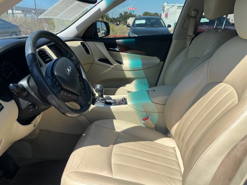 INFINITI QX50 Vehicle Full-screen Gallery Image 09