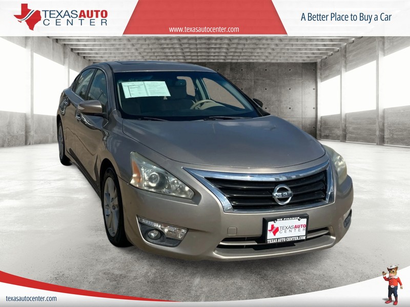 Nissan Altima Vehicle Full-screen Gallery Image 01