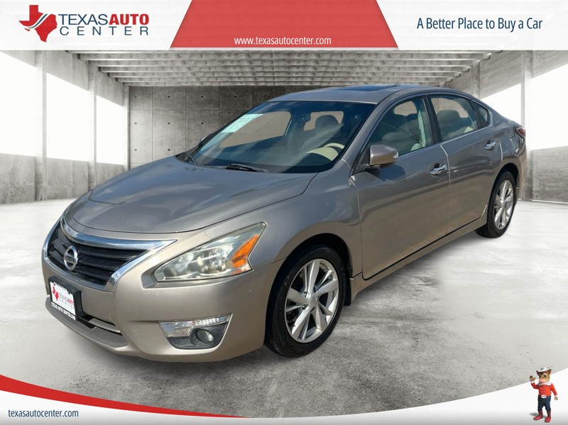 Nissan Altima Vehicle Full-screen Gallery Image 02