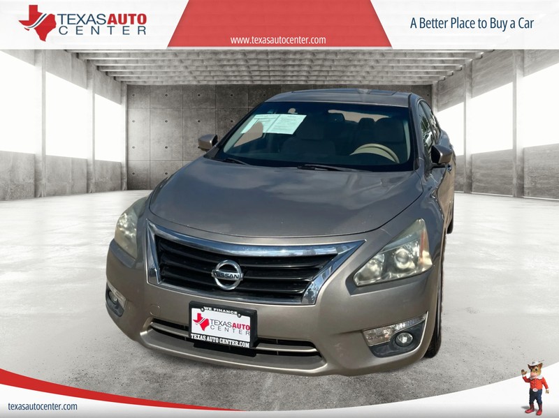 Nissan Altima Vehicle Full-screen Gallery Image 03